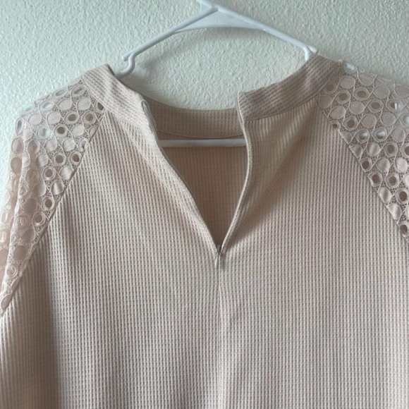 Blush top with lace sleeves - Picture 2 of 6